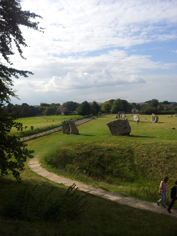 Een paar uur na Stonehenge stond ik in Avebury. Ook een cirkel met graniet en gras, maar hoe anders kan de sfeer zijn? AVEBURY